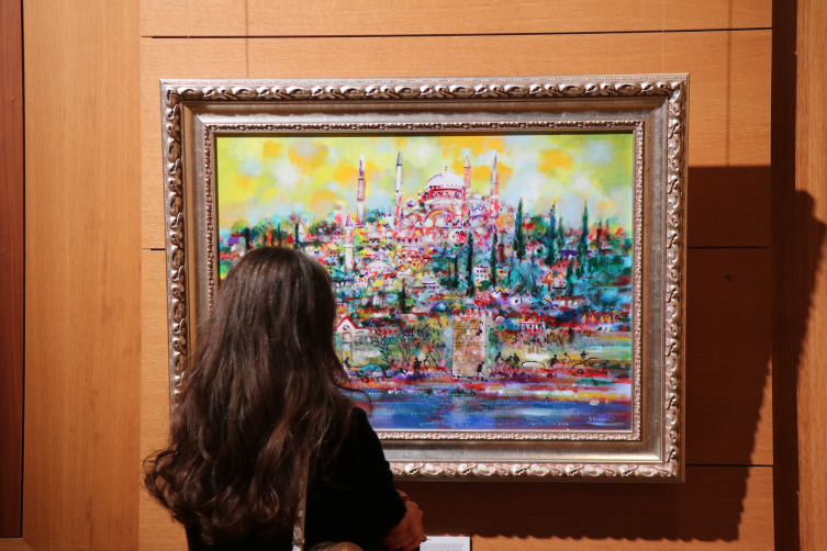 'İstanbul: Bir Şehir, Bin Bakış' sergisi Paris'te sanatseverlerle buluştu