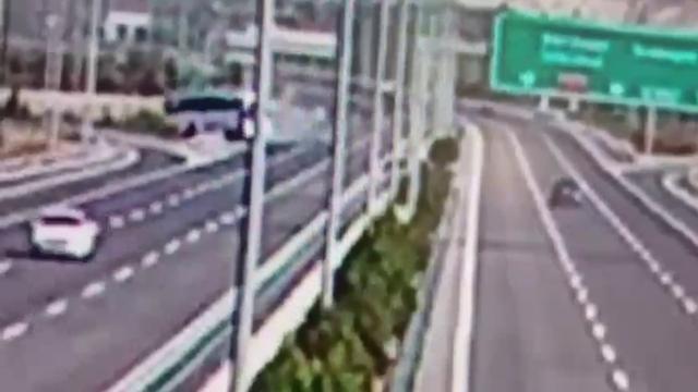 Yolcu otobüsü ile çekicinin çarpışma anı kamerada