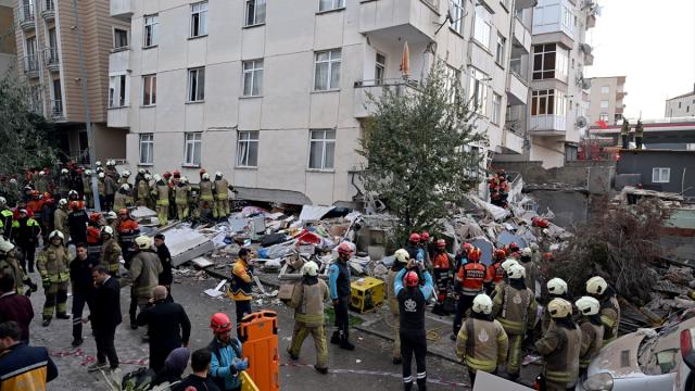 Maltepe’de 7 katlı binanın çökme anı kamerada