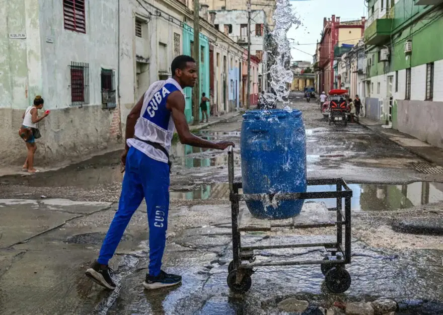 Küba'da milyonlarca kişi susuz kaldı. Halk kuyu kazıyor 1