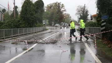 Sağanak yağış köprüyü vurdu: Çökme tehlikesi nedeniyle trafiğe kapatıldı