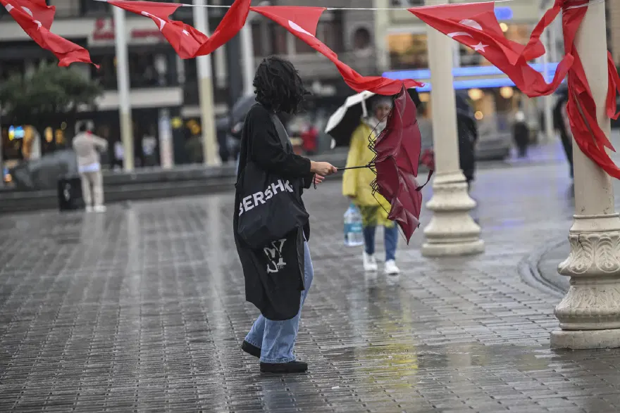 Kuvvetli sağanak İstanbul'u vurdu. Yeni tehlike için alarm verildi, akşam saatlerine dikkat