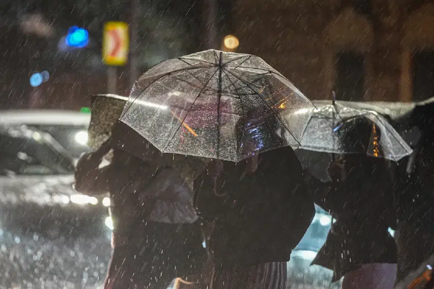 Kuvvetli sağanak yine İstanbul'u vurdu. Yollar göle döndü, baba ile kız son anda kurtarıldı