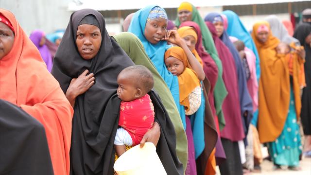 Somali'de yerinden edilmiş kişilere sıcak yemek dağıtıldı