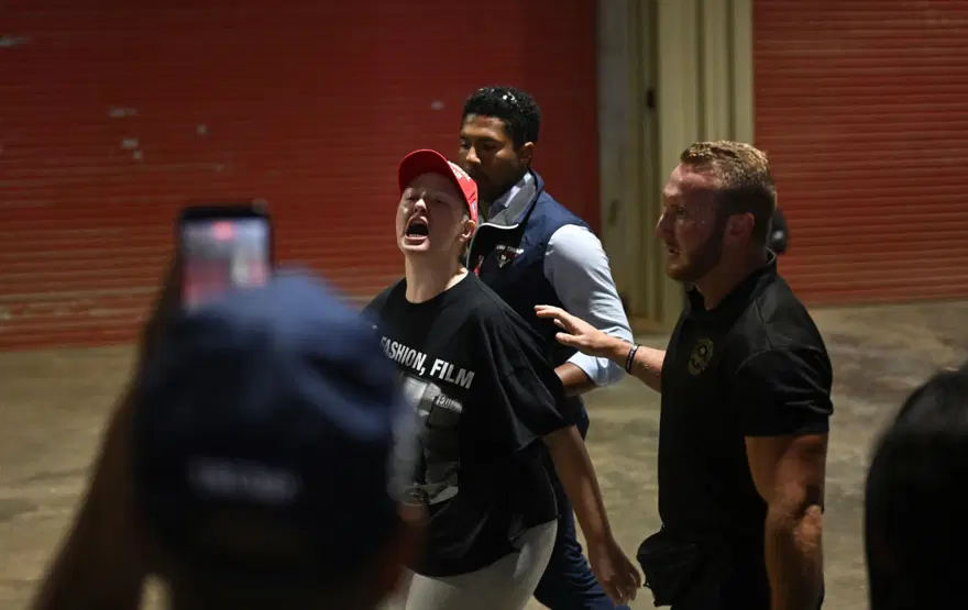 Mitingde Trump'ı protesto edenler yaka paça salondan atıldı 3