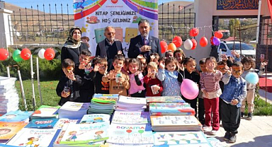 Minik eller kitap için biriktirdi! Kumbaralar okuma aşkıyla doldu