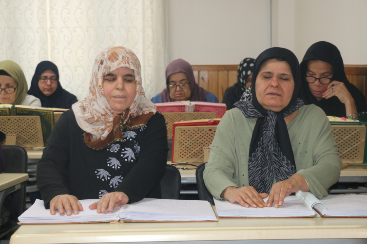 Parmak uçlarıyla Kur'an-ı Kerim'i birçok kez hatmettiler