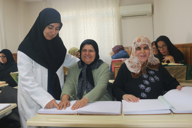 Parmak uçlarıyla Kur'an-ı Kerim'i birçok kez hatmettiler