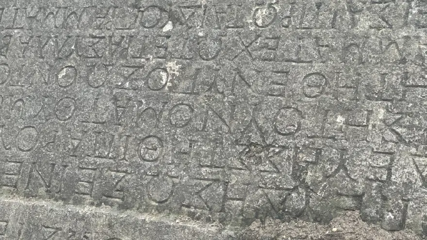 Sakarya'da yol çalışmasında antik yazıtlı taş blok bulundu 1