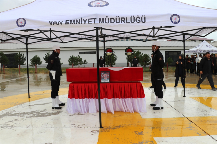 Şehit olan polis memuruna veda
