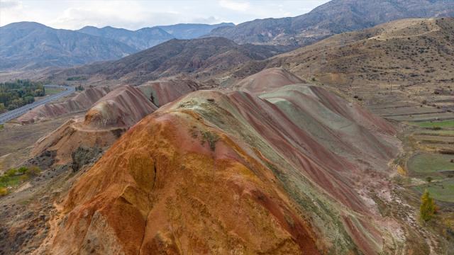 Erzurum'da 45 milyon yıllık Gökkuşağı Tepeleri'nde sonbahar güzelliği