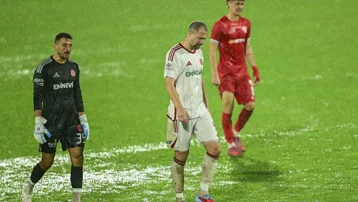 Saha göle döndü, hakem maçı erteledi