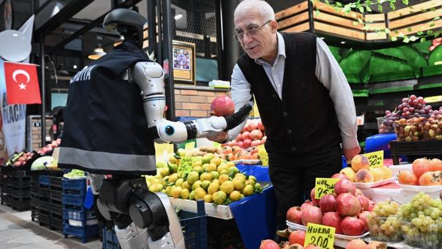 İnsansı robot MEGA, zabıta ekiplerine esnaf denetimlerinde yardımcı oluyor