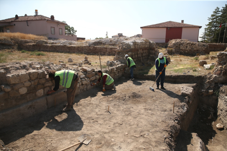 Tyana Antik Kenti'ndeki Roma Hamamı'nda kazı çalışmaları yeniden başladı